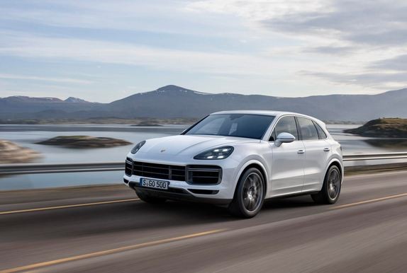 Porsche Cayenne Turbo được xem là một trong những  chiếc  SUV tăng tốc nhất thế giới với thành tích tăng tốc từ 0-100km trong 3,9 giây. Xe sở hữu khối động cơ V8 4.0L tăng ép kép nhờ đó tạo sức mạnh 542 mã lực và 770 Nm mô men xoắn.